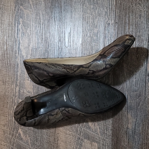 Set of heals worn once Snake print Size 9 1/2 Naturalizer N5 comfort - Picture 2 of 5
